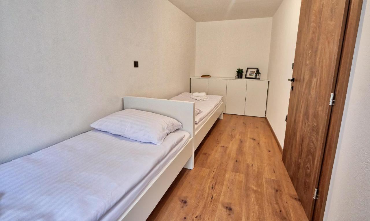 Auzlak Hisa, Apartments. Luče Esterno foto