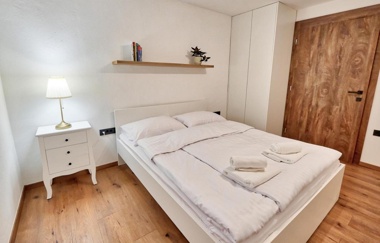 Auzlak Hisa, Apartments. Luče Esterno foto